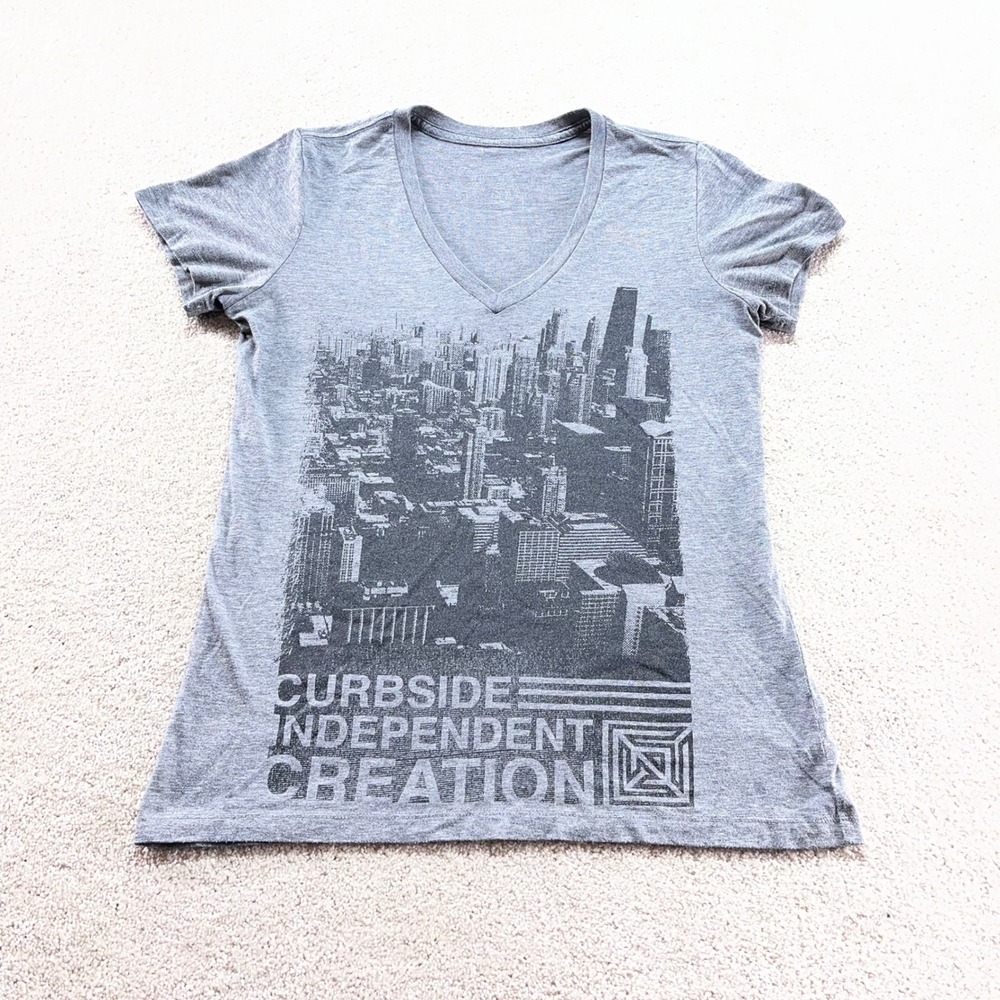 Curbside Independent Creation Shirt Womens Medium Gray Cityscape Graphic V-Neck
